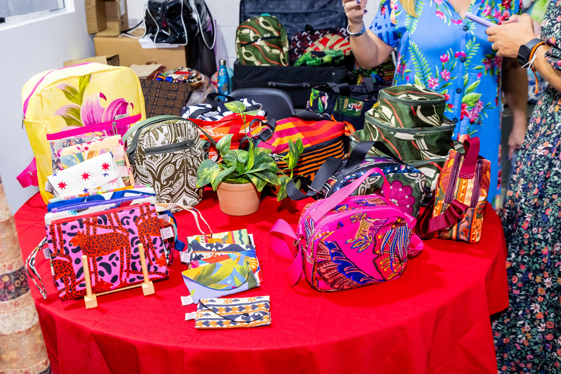 Bolsas artesanais confeccionadas a partir de sobras têxteis sobre a mesa de um ateliê, no Rio de Janeiro